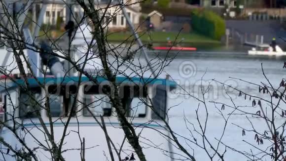 独木舟在船坞和树木后面划桨视频的预览图