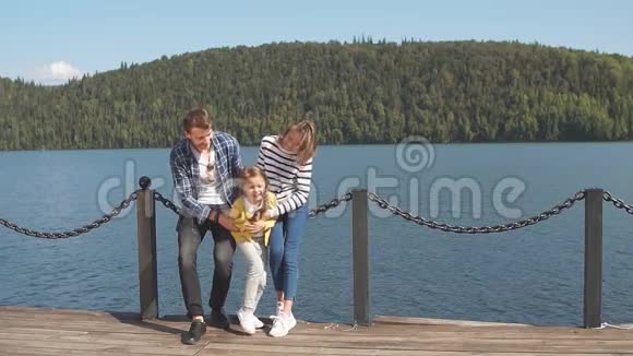 幸福家庭肖像母亲父亲和孩子在户外美丽的运动家庭把秋天的假期花在大自然上视频的预览图
