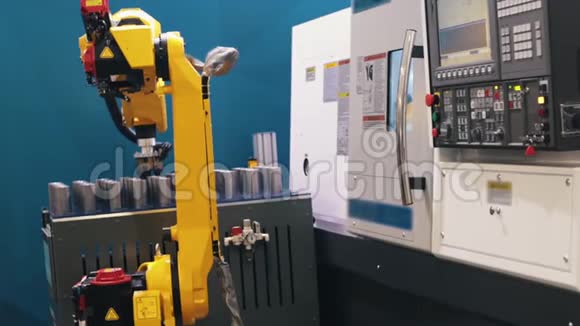 工业生产机器人在一次大规模生产中取代了这个人视频的预览图