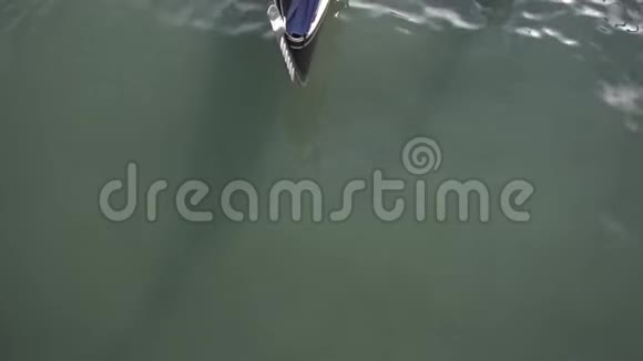 在威尼斯的大运河里一个刚多利埃划桨视频的预览图