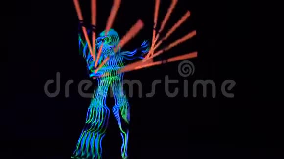 灯光表演效果惊人紫外线服装和棍子视频的预览图
