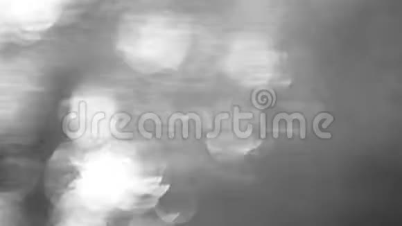 从右到左灰色阴影的流动河流表面反射阳光的背景视频的预览图