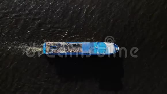 游船横渡河航行空中镜头视频的预览图