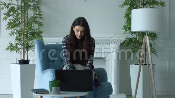 优雅的女性在笔记本电脑和博客上工作视频的预览图