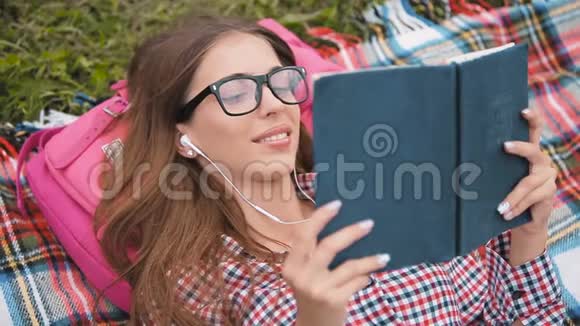 女孩喜欢在户外读书视频的预览图