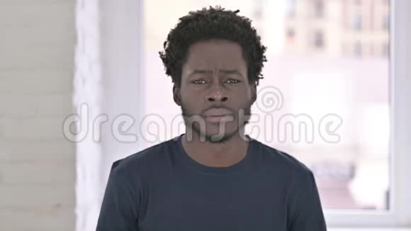 非裔美国年轻人悲伤的肖像视频的预览图