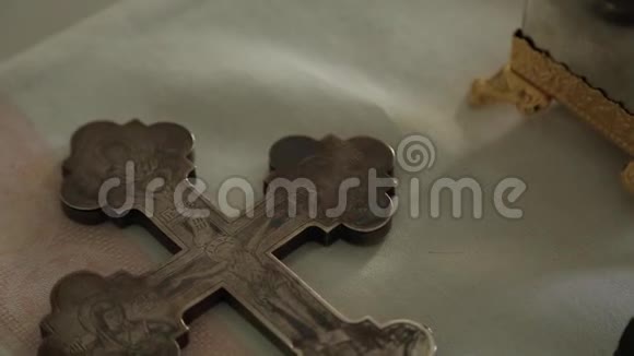 东正教十字架就在祭坛上视频的预览图