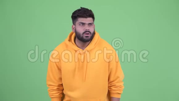 快乐年轻体重超重留着胡子的印度男人视频的预览图