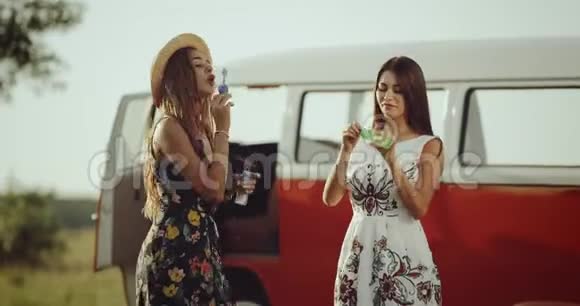 两位完美的女士站在外面跳舞同时穿着一种boho风格的筒子视频的预览图