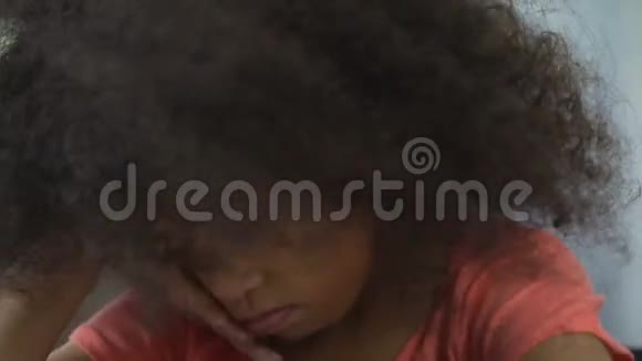 可悲的非裔美国儿童坐在家里思考自己的行为视频的预览图
