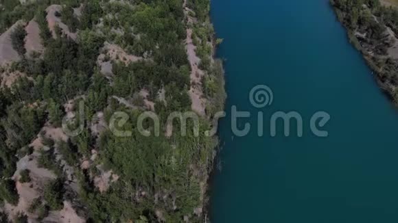 美丽的空中拍摄的山丘和美丽的蓝色湖泊有着美丽湖泊的旧事业的美好片段视频的预览图