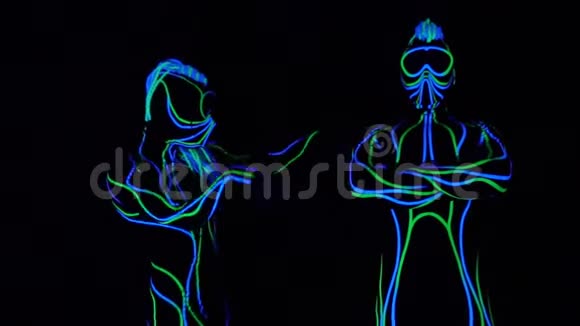 穿着发光服装的女人在黑暗中抚摸男人的手臂视频的预览图