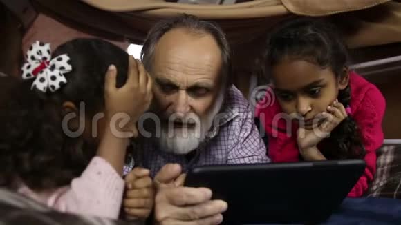 聪明的孩子向爷爷解释如何使用互联网视频的预览图