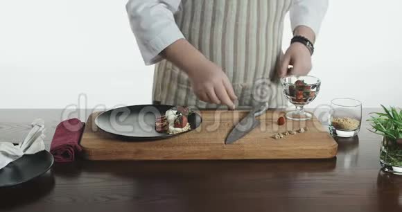 烹饪的概念专业的糕点厨师用草莓做美味的甜点视频的预览图