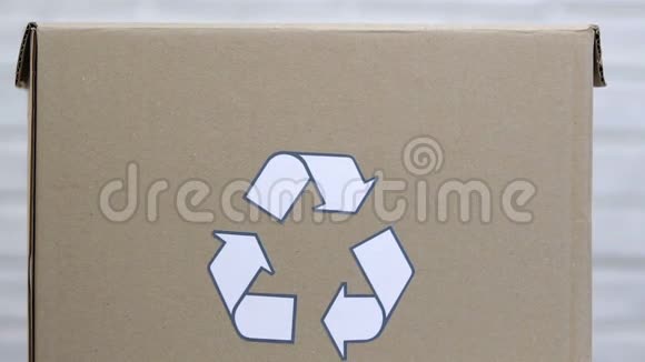 女人把塑料瓶扔进回收站垃圾分类生态视频的预览图