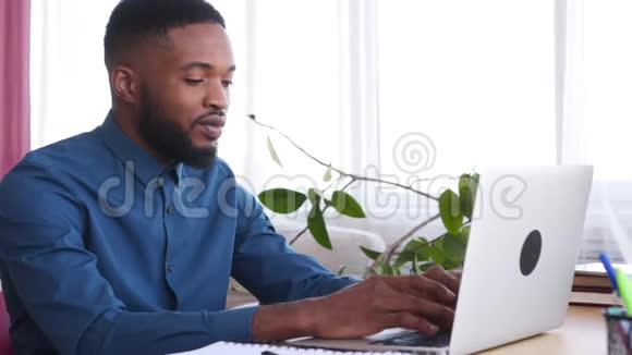 快乐的商人用笔记本电脑和办公椅放松视频的预览图