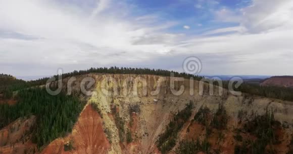 晴天悬崖峡谷与森林的空中视频视频的预览图
