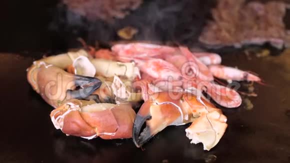 鲜煮蟹虾仁视频的预览图