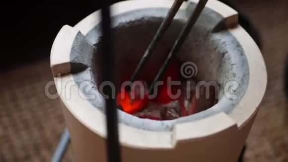 茶道大师在陶土炉上为中国茶道准备热炭4k视频的预览图