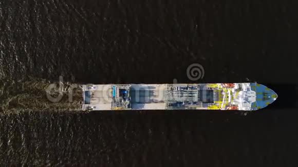 大船在河上自上而下的鸟瞰视频的预览图