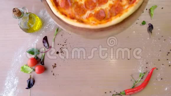 库克把菠菜叶子放在披萨沙拉上双手戴橡胶手套双手特写视频的预览图
