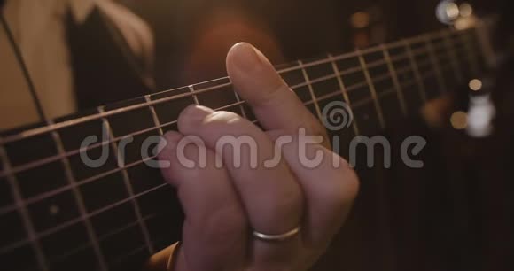 弹吉他的手指视频的预览图