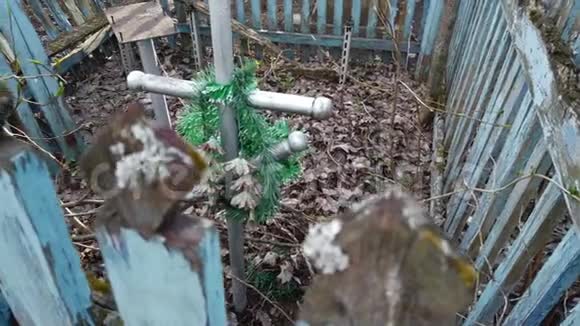 废弃的乱蓬蓬的坟墓和生锈的金属十字架视频的预览图
