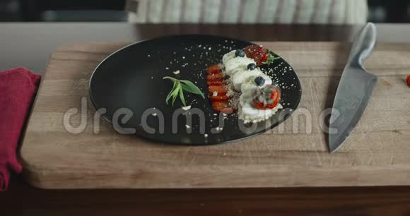烹饪的概念专业的糕点厨师用草莓做美味的甜点视频的预览图