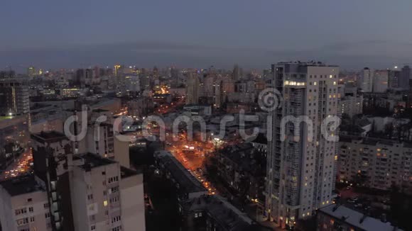 基辅市日落Urkaine4KDrone航班的起居室和公寓大楼视频的预览图