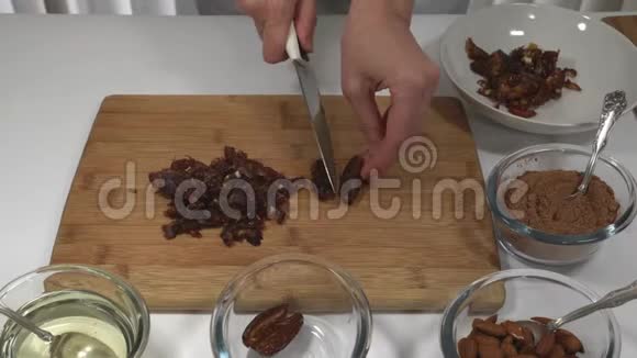 自制枣巧克力糖果食谱将枣切成小块加入椰子油和杏仁制成糊状视频的预览图