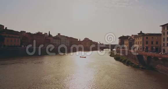 漂浮在佛罗伦萨河上的船视频的预览图
