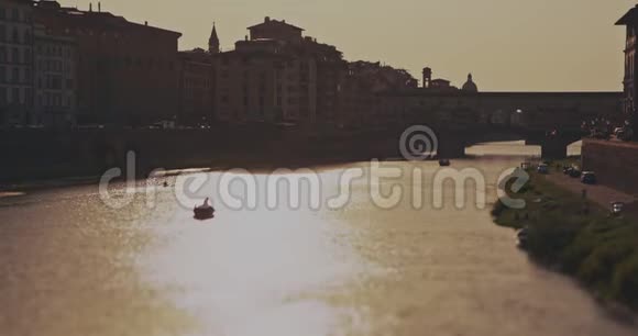 漂浮在佛罗伦萨河上的船视频的预览图