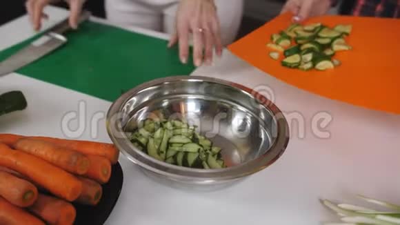 女人在厨房准备沙拉女人亲手切黄瓜视频的预览图