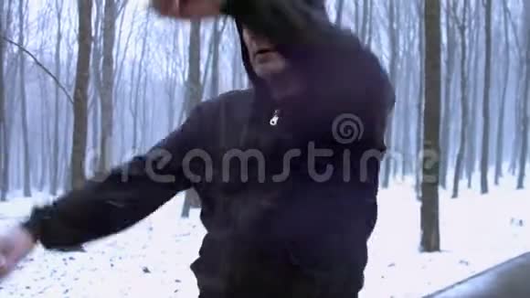中年男子在下雪的日子在户外锻炼身体励志健康的生活方式视频的预览图