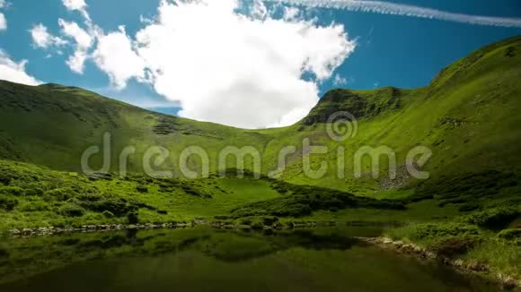 喀尔巴阡山自然景观优美自然的时间推移喀尔巴阡山脉上的湖泊时间推移视频视频的预览图