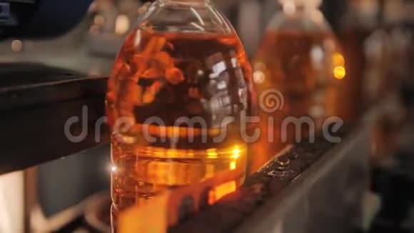 向日葵油瓶在传送带上移动食品生产食物供应视频的预览图