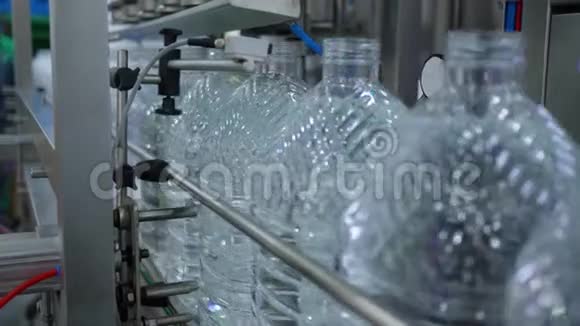 生产洁净水塑料瓶装矿泉水自动输送线视频的预览图