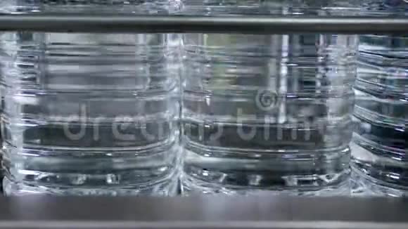 工厂企业自动皮带线上装满清水的塑料瓶视频的预览图