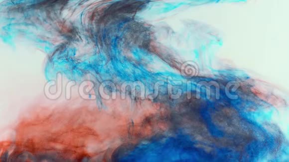非常缓慢和光滑的运动和混合红色和蓝色油漆在水中的白色背景视频的预览图