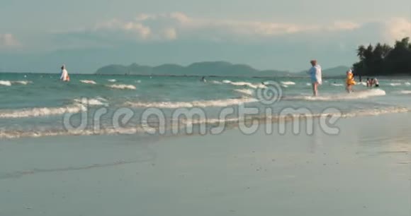 快乐无忧无虑的人在海边玩耍游泳儿童和成人在热带海滩海边玩耍概念幸福视频的预览图