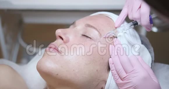 年轻女子在脸上注射化妆品视频的预览图