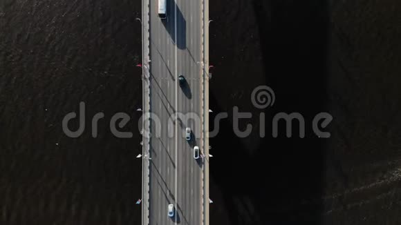 直降无人驾驶飞机的镜头桥在运河或湖泊中间分离海洋和甜水通勤者或游客视频的预览图