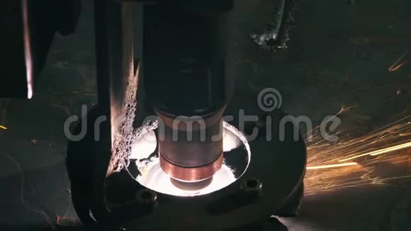 激光切割机头切割一片铁的特写视频的预览图