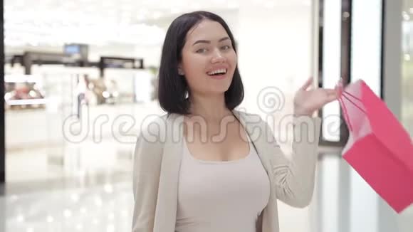 慢动作在购物的女人快乐的女人带着购物袋在购物中享受消费主义购物生活方式视频的预览图