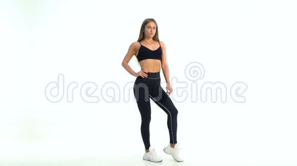 穿着运动服的健身模特在工作室摆个姿势视频的预览图