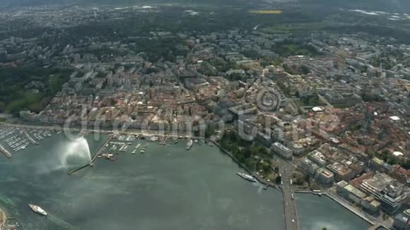 瑞士著名的大型喷泉从空中俯瞰日内瓦和湖泊视频的预览图