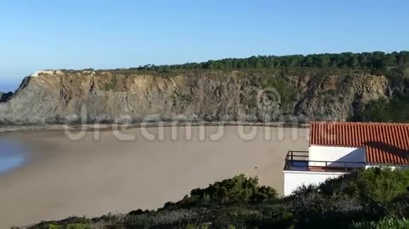 葡萄牙阿尔加维大西洋沿岸美丽的崎岖悬崖视频的预览图