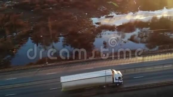 汽车和货运半卡车装载货物沿空公路行驶视频的预览图