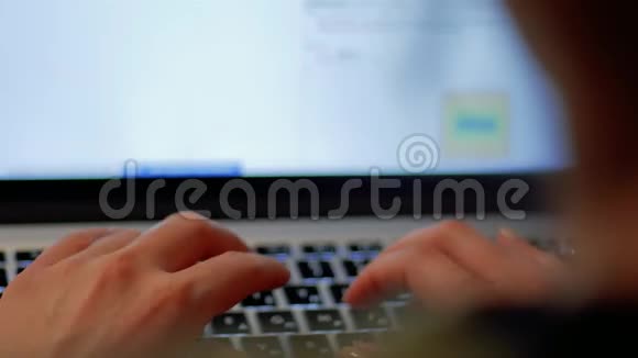 女人手在笔记本电脑上编码视频的预览图