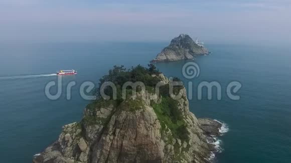 大韩民国釜山Oryukdo灯塔和游轮的空中景观视频的预览图